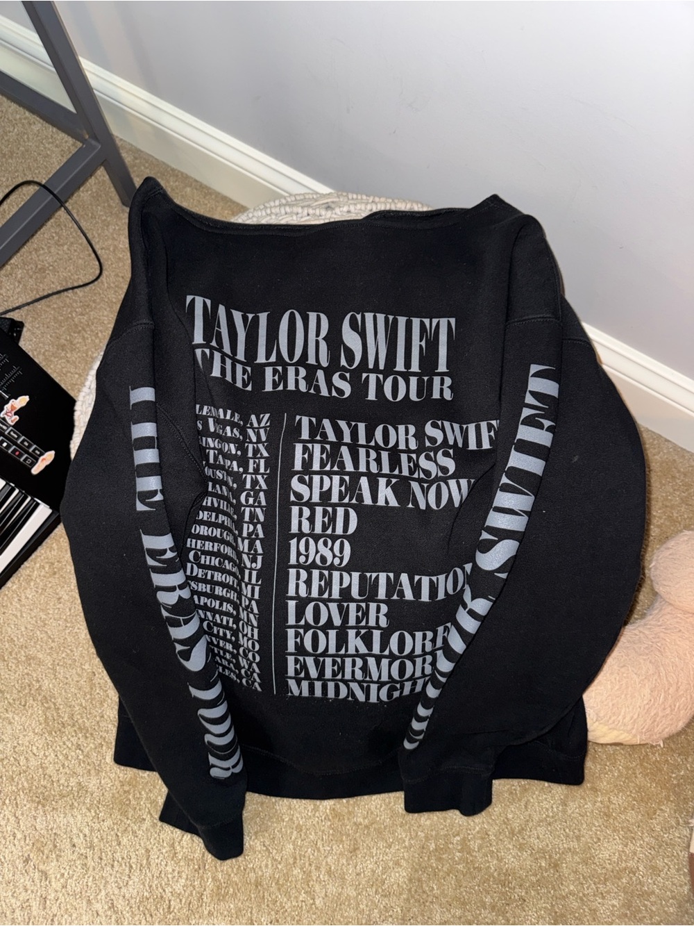 Taylor Swift Black Grayscale Photo Collage Sweatshirt - Picture 2 of 2